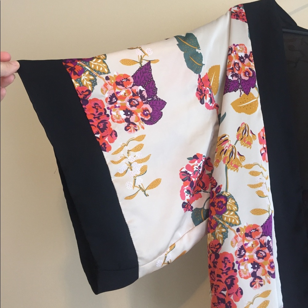 H&M conscious collection floral kimono! - Picture 4 of 7